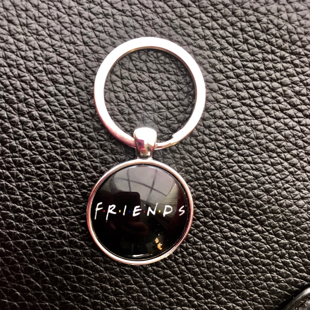 ⚠️Last 1⚠️🆕 🦞New FRIENDS TV Show Keychain - Picture 4 of 7
